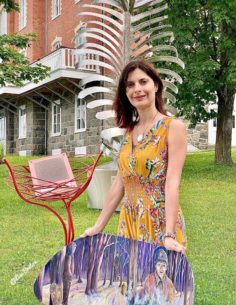 Claudia Breton assistante à la direction du Musée Marius-Barbeau devant les oeuvres extérieures de Louise Champagne et Gilles Pedneault Photo @Lise Breton.jpg